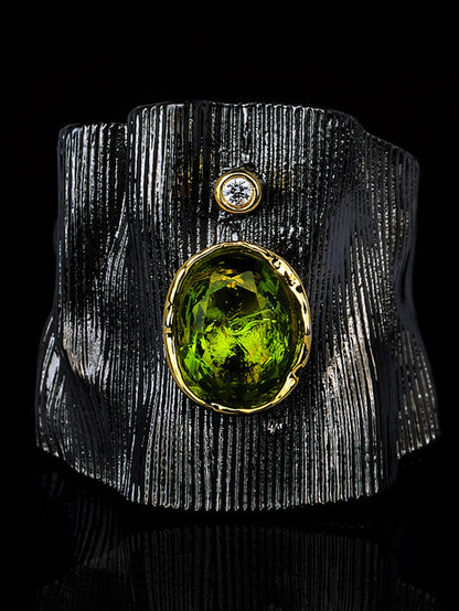 Enigmatic black Ring with Mesmerizing Green Gemstone