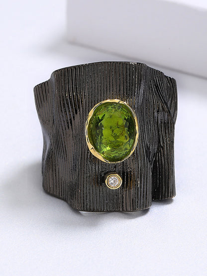 Enigmatic black Ring with Mesmerizing Green Gemstone