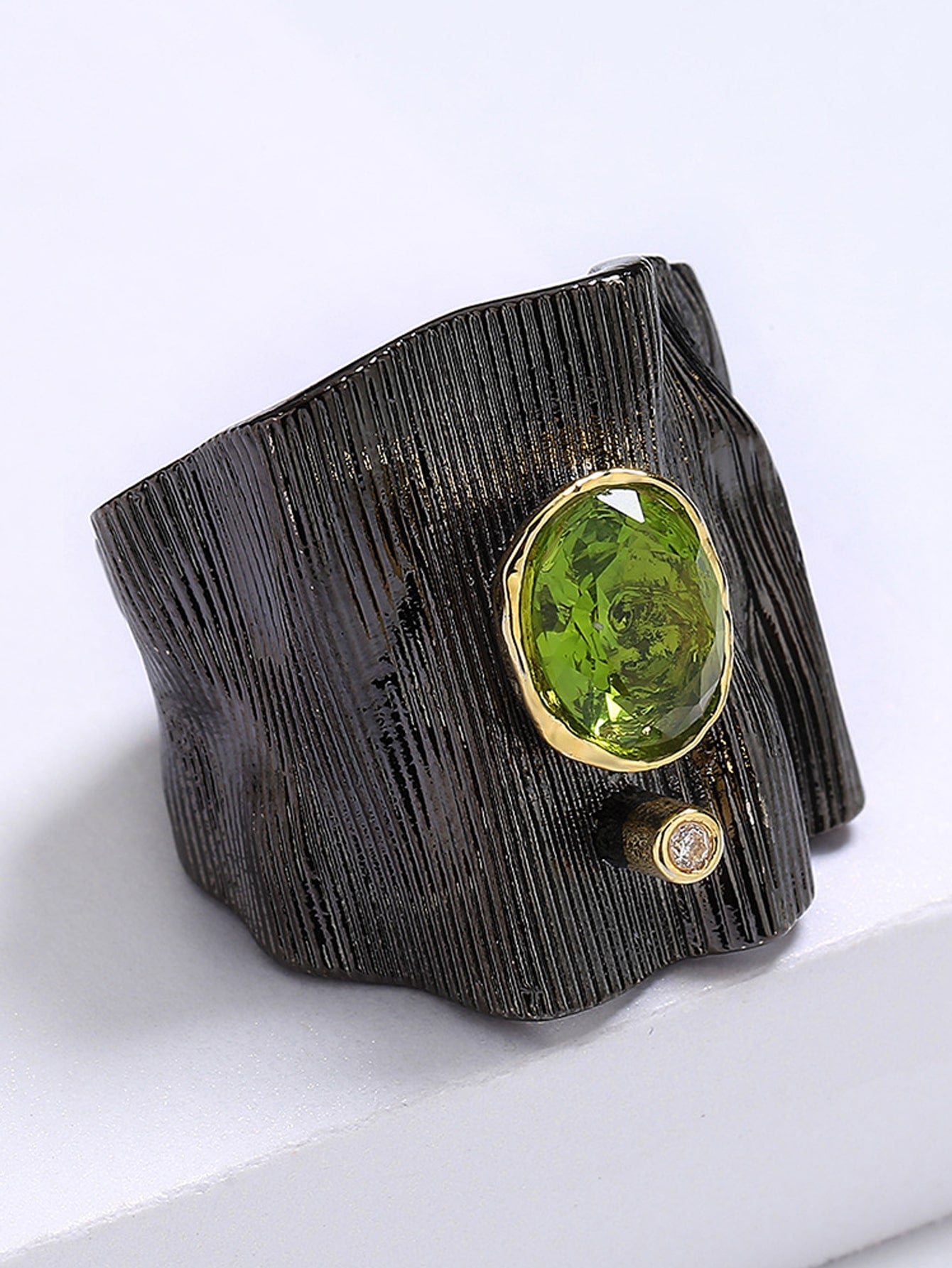 Enigmatic black Ring with Mesmerizing Green Gemstone