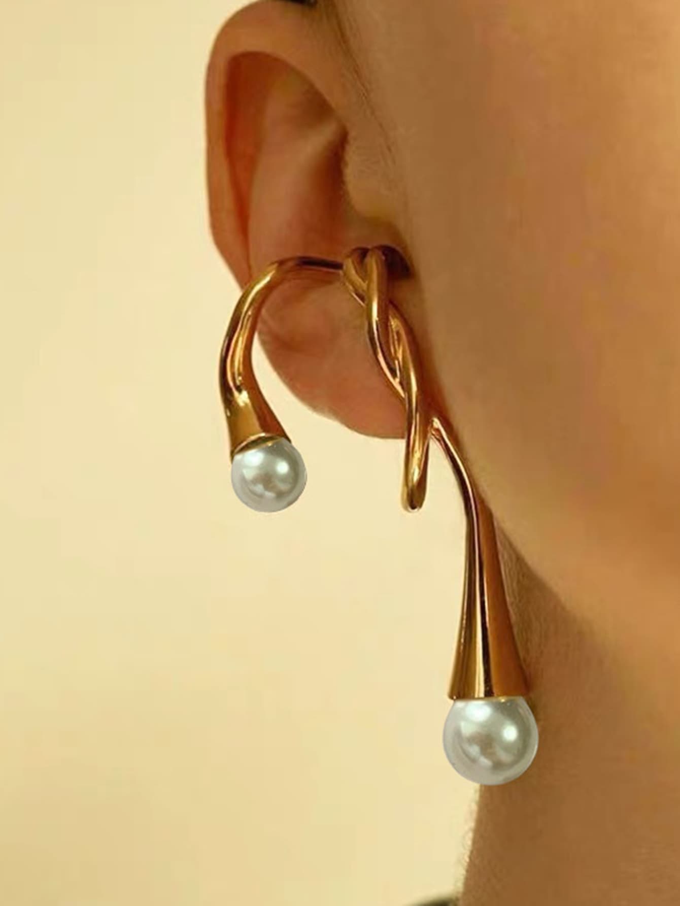 Irresistible Pearl Irregular Ear Cuff