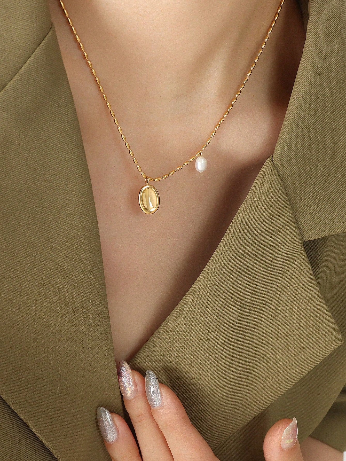 Timeless Elegance: Oval Faux Pearl Pendant Necklace for Daily Enchantment