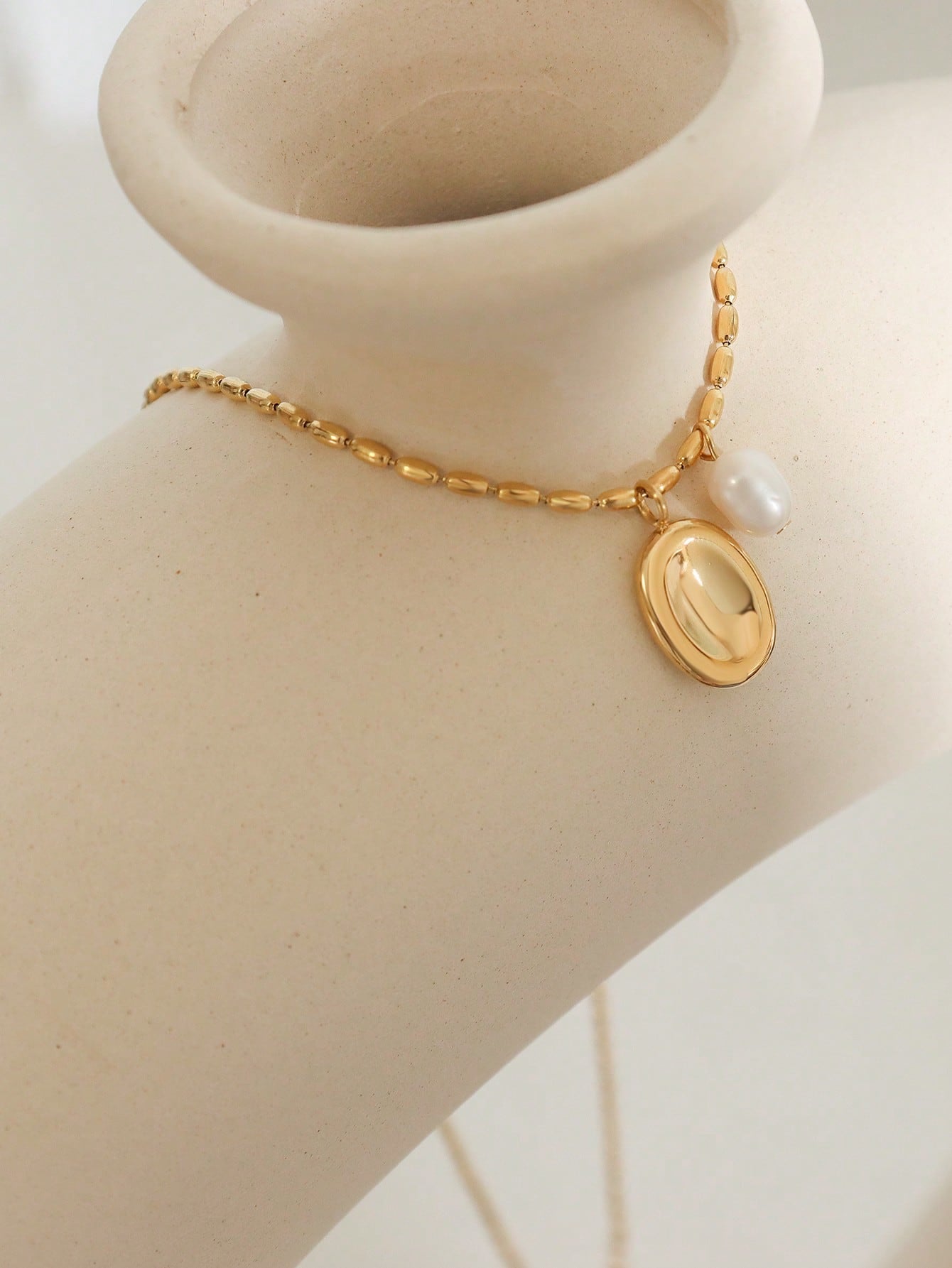 Timeless Elegance: Oval Faux Pearl Pendant Necklace for Daily Enchantment