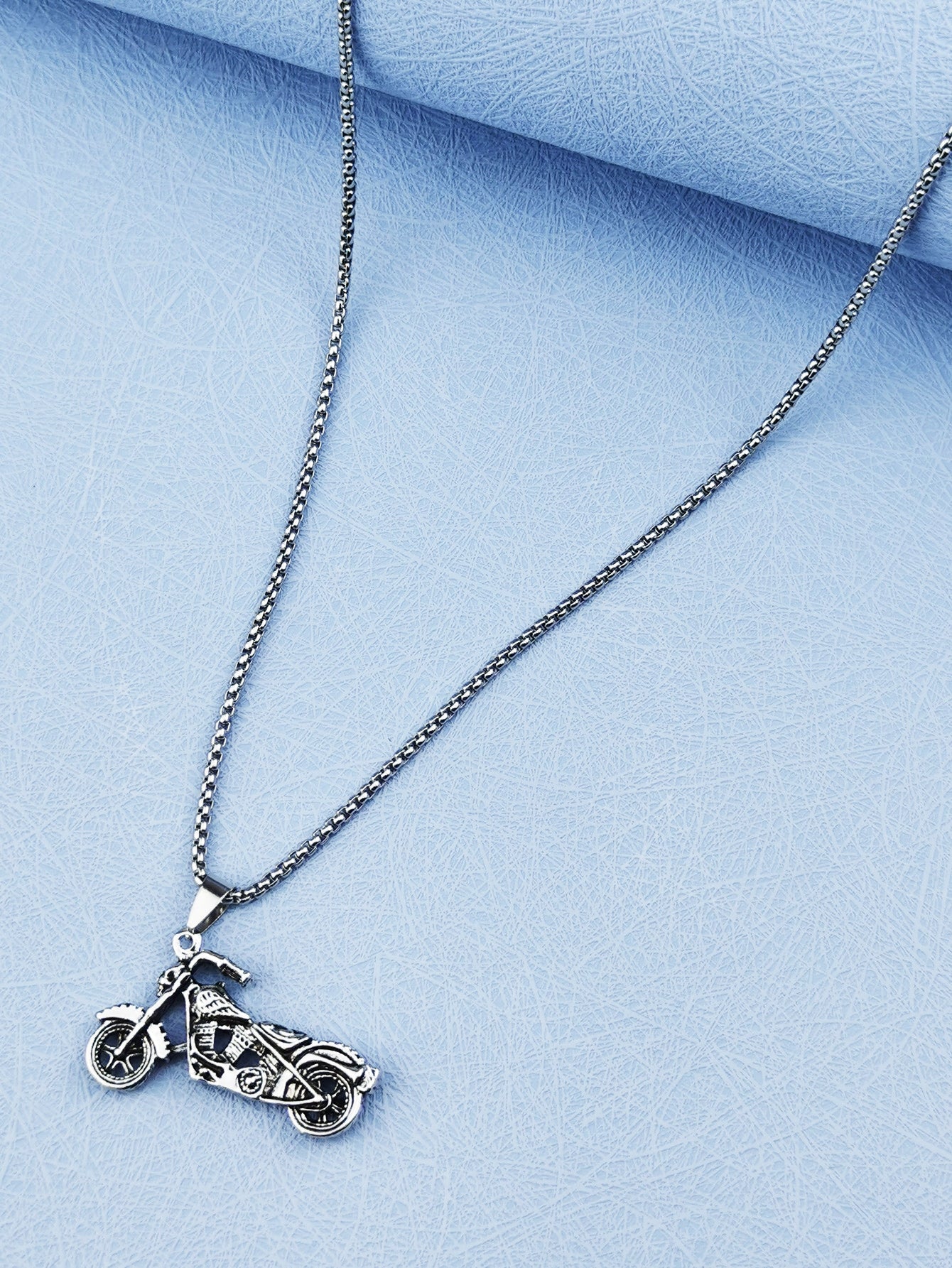 Strength and Style: Men's Fashionable Dumbbell Charm Necklace - Embrace Your Fitness Journey